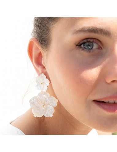 Antheia White Flower Dangle Earrings Toutes les collections ici