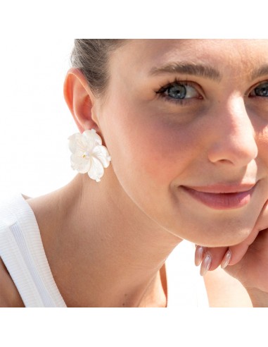 Antheia White Flower Earrings Venez découvrir notre 