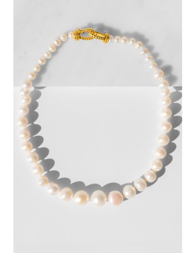 Greta White Pearl Necklace sur le site 